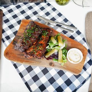 Costolette di maiale con salsa al Jack Daniels, aglio e sottaceti