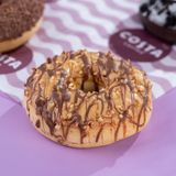 მარილიანი კარამელისა და თხილის დონატი