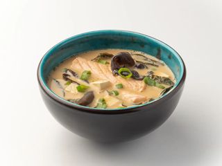 Сирний місо суп з лососем