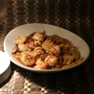 Gamberi con bambù e funghi