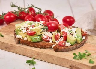 Tosta de aguacate con queso brie y tomate cherry