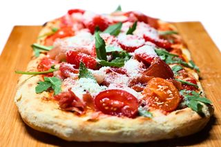 Pinsa cu jambon si rucola