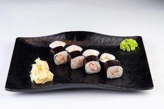 Ролл с креветкой и сливочным сыром