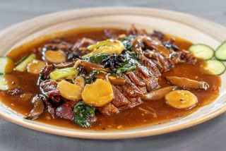 Pato Crujiente Aromático En Salsa De Jengibre Picante Hoisin