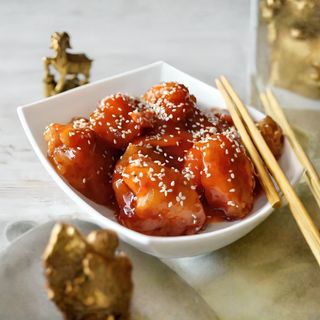 69. Панирано хрупкаво пилешко месо със сусам + сос по избор (500г)