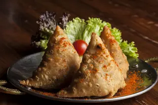Combo samosa 3 uds.+ patatas fritas + bebida