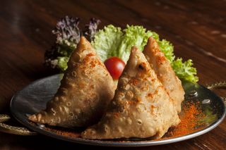 Combo samosa 3 uds.+ patatas fritas + bebida