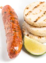 Chorizo con arepa