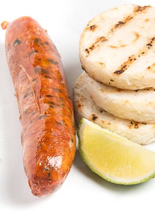 Chorizo con arepa