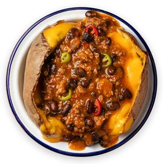 Chili con carne e fagioli nei Tex-Mex con salsa cheddar