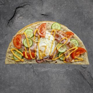 Naleśnik z jajkiem i boczkiem