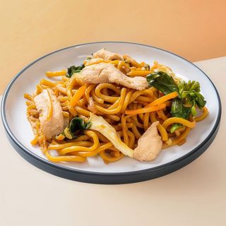 Tallarines Salteado con Carne y Verdura