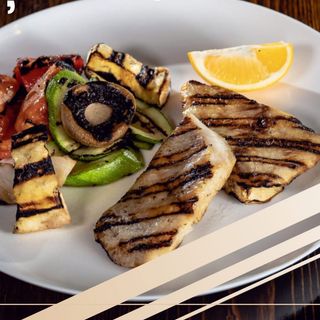 Salau la gratar cu legume mixte