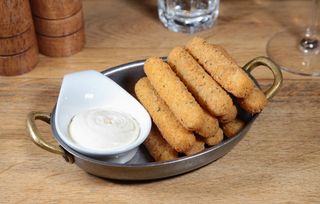 Batoane de mozzarella cu sos de usturoi