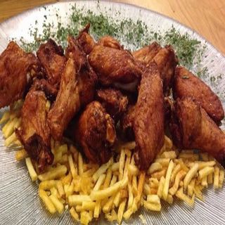 Ración De Alitas Con Patatas Fritas