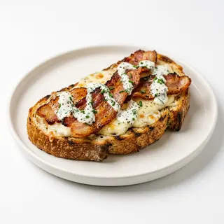 Tosta de bacón con queso y salsa tártara