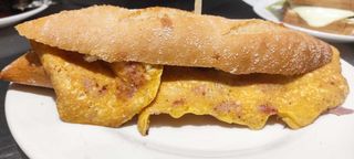 Bocadillo de tortilla de jamón de york y queso