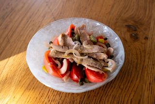 Tomate valenciano con ventresca y encurtidos