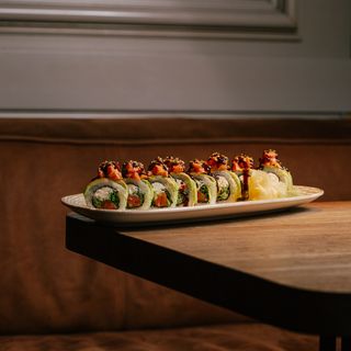 Рол в авокадо з лососем та тунцем спайсі 