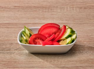 Salată de roșii si castraveți