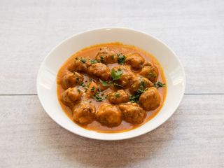 Albóndigas en Salsa Jardinera (10 unidades) con Patatas Fritas Caseras