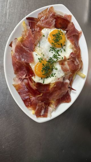Huevos rotos con jamon iberico