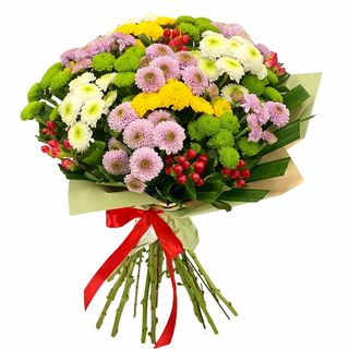 Crizanteme multicolore si bobite rosii in buchet