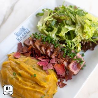Atum Grelhado, Puré de Batata Doce, Manteiga de Chalota e Cebolinho
