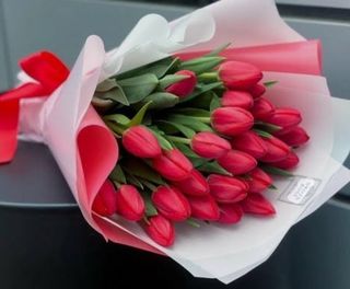 Букет з червоних тюльпанів