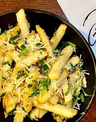 Cartofi prajiti cu parmezan si patrunjel