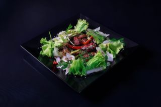 Салат з теплою телятиною та овочами