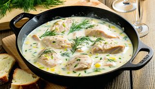 Tigaie cu pui sos alb și mămăliguță