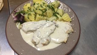 Pui cu sos gorgonzola și cartofi wedges