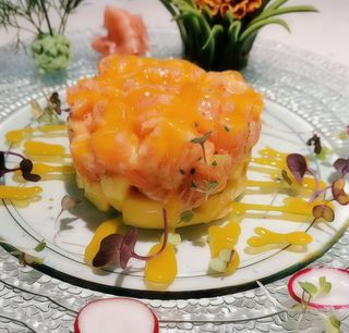71. Tartar de salmón con mango