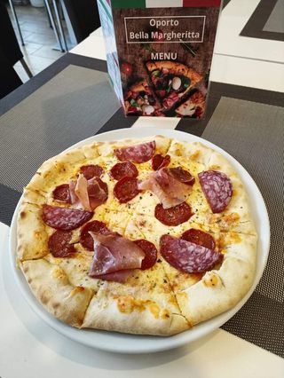 Borda recheada com salame, presunto e Pepperoni