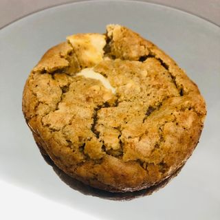 Cookie alto de chocolate branco e castanha de cajú.