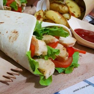 Chiken piadina con patate e bevanda