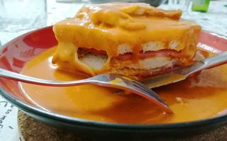 Francesinha de frango na púcara