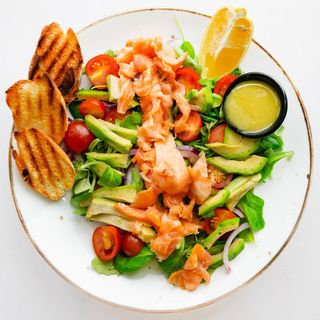 Sałatka łosoś z awokado