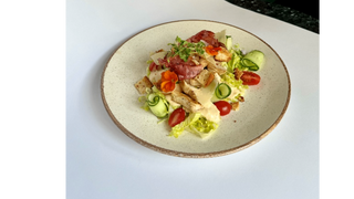 Sałatka Cezar z kurczakiem i parmezanem