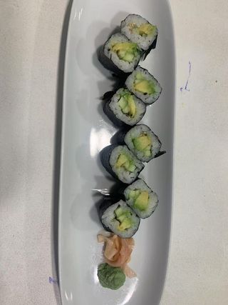 Maki de aguacate y pepino (8 pzs.)
