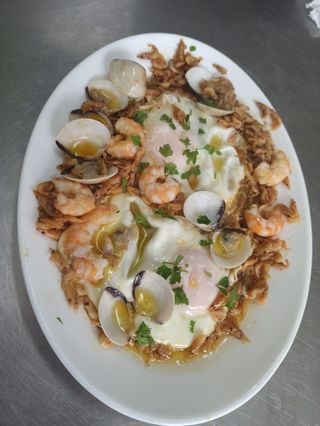 Media Ración De Camarones Con Huevo A La Marinera