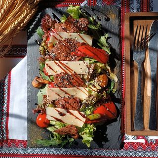 Салат теплий з телятиною