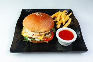 Чизбургер с картофелем фри