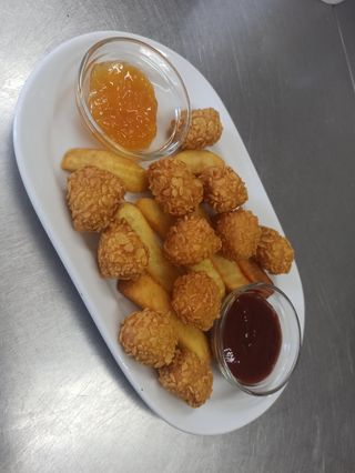 Bolitas de queso con salsa barbacoa y mermelada