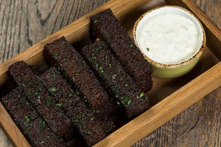 чесночные гренки с соусом