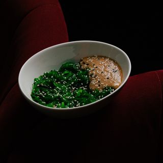 Хіяше вакаме з горіховим соусом 