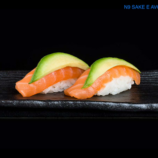 Nigiri sake e avocado