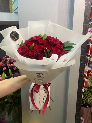 #15. 20 წითელი პრემიუმ ხარისხის ჰოლანდიური ვარდის თაიგული