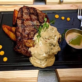 Ribeye cu sos de piper și cartofi wedges